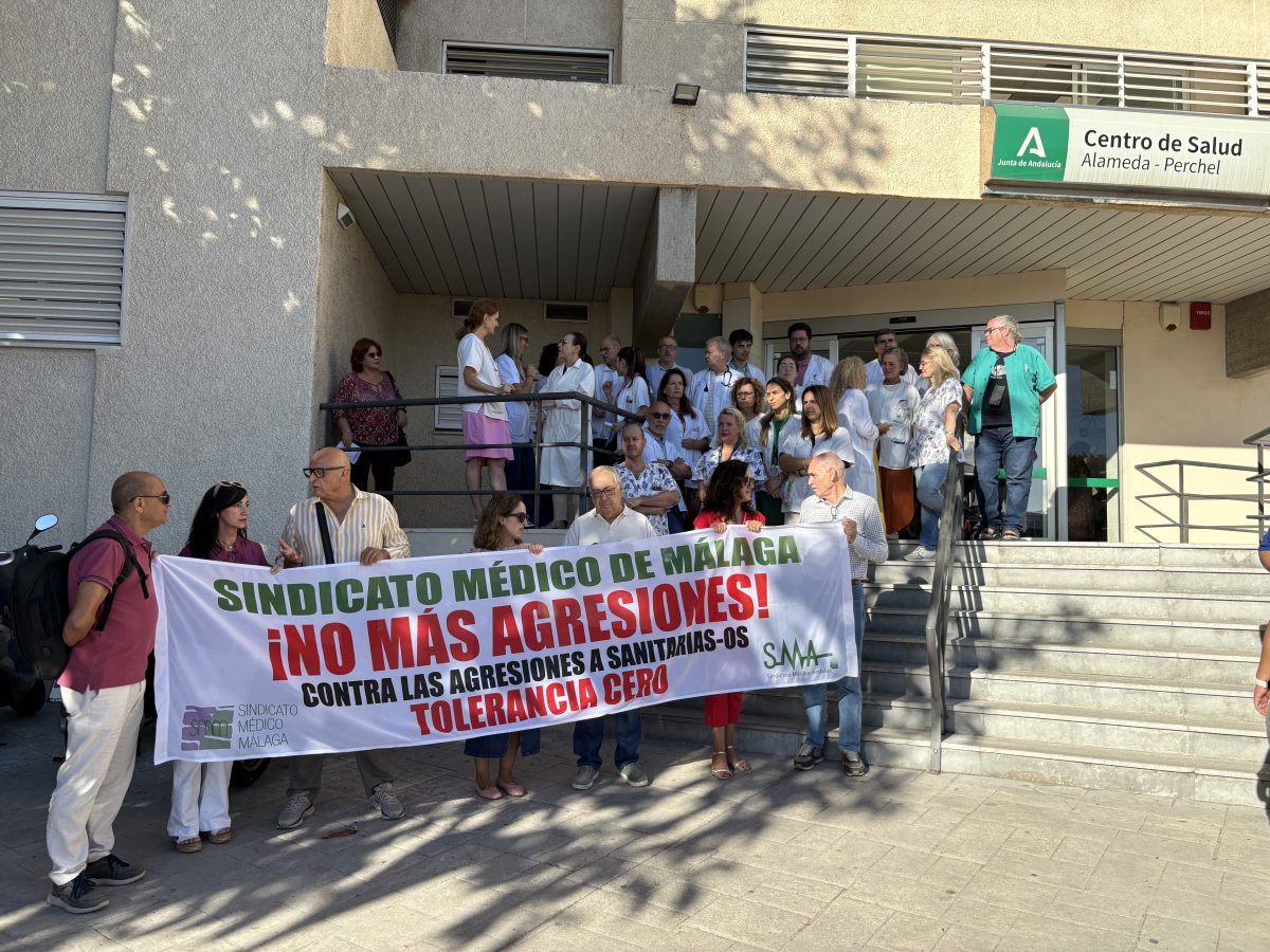 Brutal agresión a una médica en Málaga por negarse a recetar un antibiótico - concentracion medicos centro de salud Alameda Perchel malaga Brutal agresión a una médica en Málaga por negarse a recetar un antibiótico - concentracion medicos centro de salud Alameda Perchel malaga