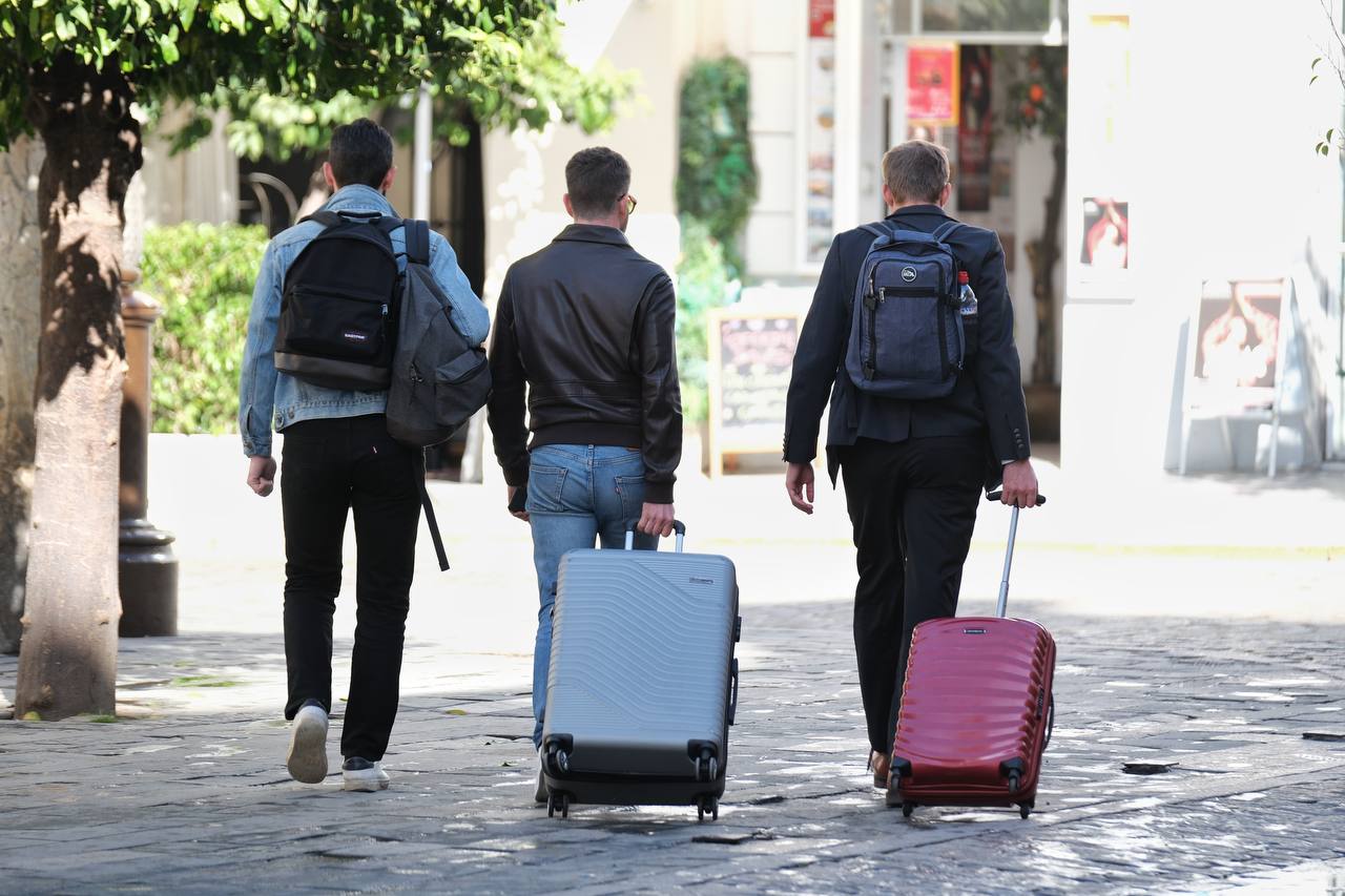 Los hoteles de la Costa del Sol superan el 82% en abril y miran con cautela al verano - turistas maletas calle turistas maletas calle