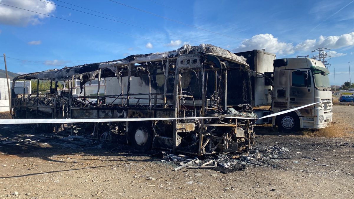 Una autocaravana arde en Las Lagunas de Mijas y provoca daños en varios vehículos estacionados - vehiculo calcinado incendio las lagunas mijas vehiculo calcinado incendio las lagunas mijas