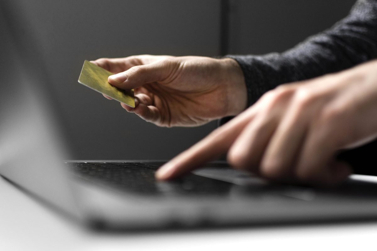 Nueva estafa en reservas de alojamiento en Málaga: usan datos reales para robar tarjetas bancarias - vista superior del concepto de compras en linea Nueva estafa en reservas de alojamiento en Málaga: usan datos reales para robar tarjetas bancarias - vista superior del concepto de compras en linea