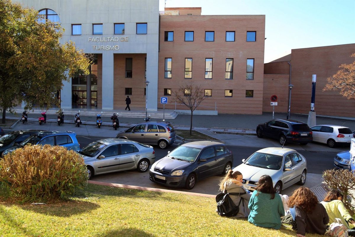 La Junta destina 6,63 millones a bonificar el coste de la matrícula a 16.018 estudiantes de la UMA - Facultad UMA Vista de una de las facultades del campus de Teatinos de la Universidad de Málaga (UMA)