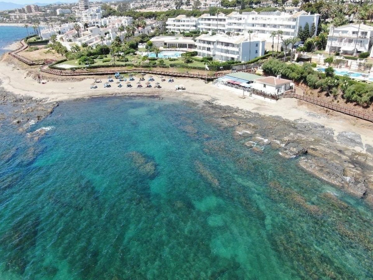 ‘Mijas, donde la vida fluye’, la nueva campaña turística que apuesta por el bienestar y la desconexión - Mijas litoral Vista de una playa en el litoral de la ciudad malagueña de Mijas.