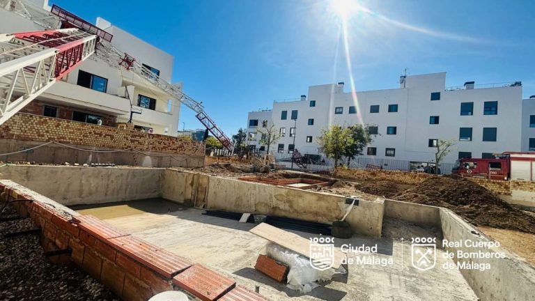 Un herido tras volcar una grúa sobre un bloque de viviendas en Churriana, Málaga - grua vuelca churriana malaga Un herido tras volcar una grúa sobre un bloque de viviendas en Churriana, Málaga - grua vuelca churriana malaga