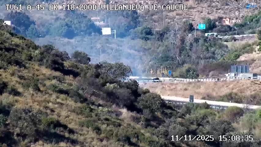 Dos incendios forestales activos en Málaga: el fuego de Antequera corta la A-45 en dirección a la capital - incendio antequera dgt incendio antequera dgt