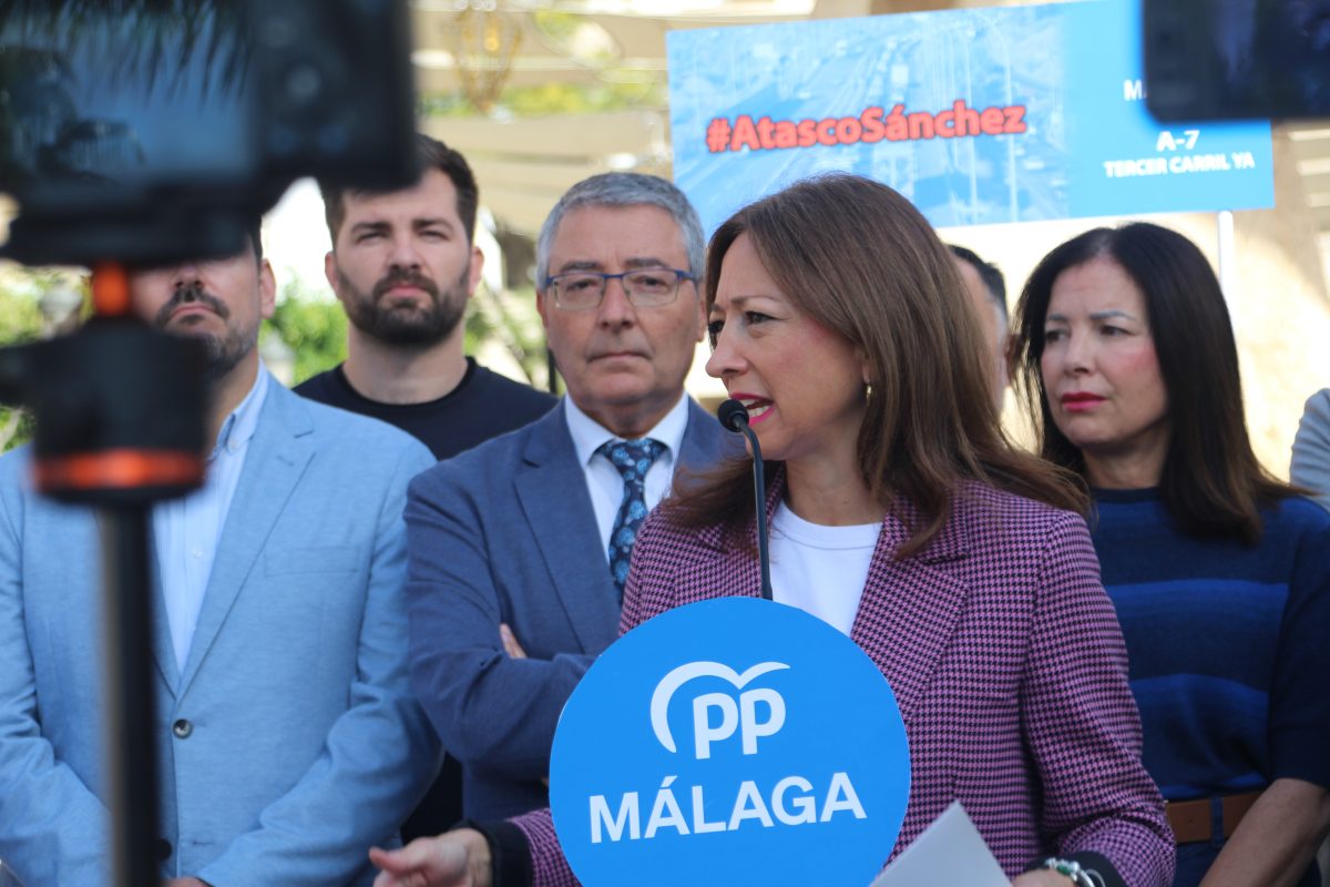 El PP de Málaga reactiva la recogida de firmas para exigir al Gobierno el tercer carril en la A-7 Este - patricia navarro francisco salado pp malaga patricia navarro francisco salado pp malaga