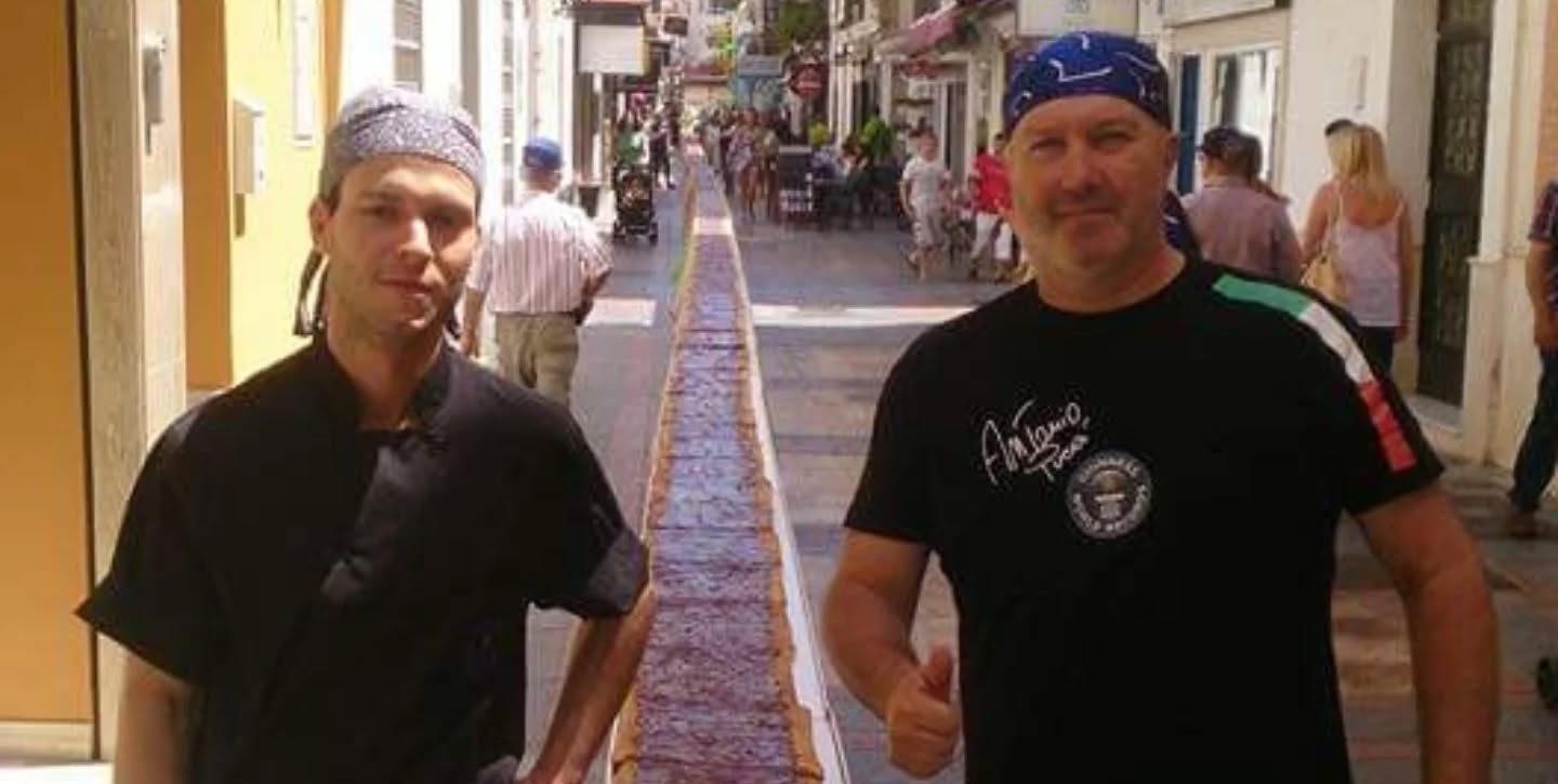 Fuengirola va a por el récord mundial: 2.100 pizzas en línea frente al mar por una causa solidaria - pizzeria antonio pucci fuengirola record guiness e1762257676177 pizzeria antonio pucci fuengirola record guiness