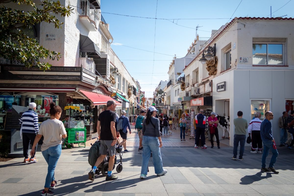 Torremolinos logra su mejor dato de empleo desde 2007 con una bajada del paro de más del 8% - torremolinos vista calle empleo tiendas comercio torremolinos vista calle empleo tiendas comercio