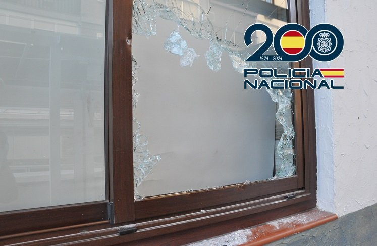 Detenido en Ronda un hombre de 51 años por robar más de 700 euros en un bar - ventana rota robo ronda Detenido en Ronda un hombre de 51 años por robar más de 700 euros en un bar - ventana rota robo ronda