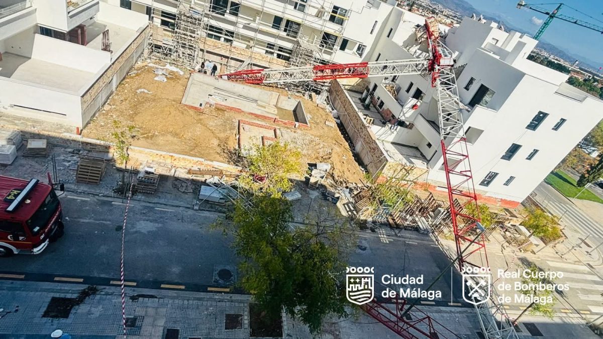 Un herido tras volcar una grúa sobre un bloque de viviendas en Churriana, Málaga - vuelco grua churriana malaga vuelco grua churriana malaga