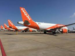 Un vuelo de EasyJet desde Málaga sufre 12 horas de retraso tras detectarse la muerte de una pasajera - Aviones easy jet Aviones de EasyJet