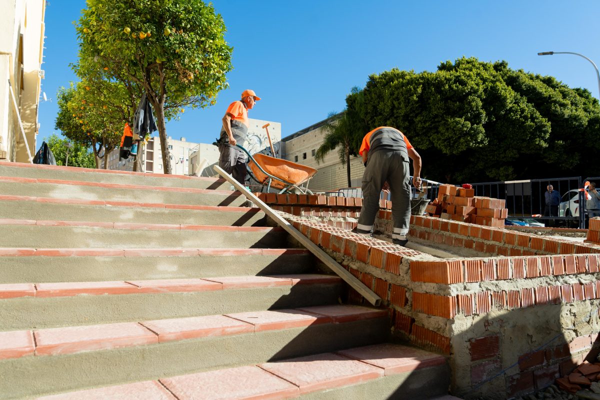 Estepona eleva hasta casi 35 millones de euros la inversión en conservación y mantenimiento para 2026 - BRIGADA DE BARRIOS EN LA LOBILLA BAJA 26 11 25 12 BRIGADA DE BARRIOS EN LA LOBILLA