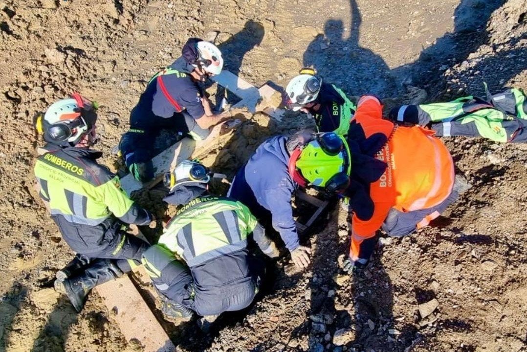 Bomberos de Vélez-Málaga rescatan a un hombre atrapado en el barro en Torre del Mar - Bomberos Velez Malaga buena Bomberos de Vélez-Málaga