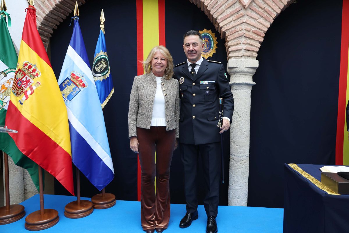 Florentino asume el mando de la Policía Local de Marbella con el reto de reforzar la cercanía y la seguridad - KF5A8803 La alcaldesa junto a Francisco Javier Florentino