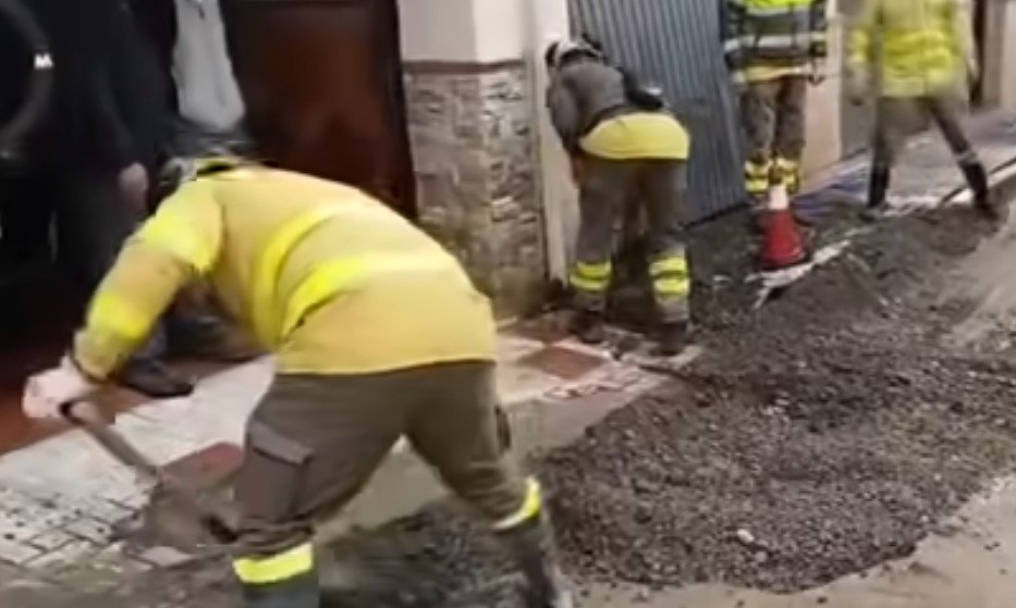 El Plan Infoca despliega un amplio operativo en Cártama por las intensas lluvias del temporal - Plan Infoca Cartama Efectivos trabajando en la Estación de Cártama