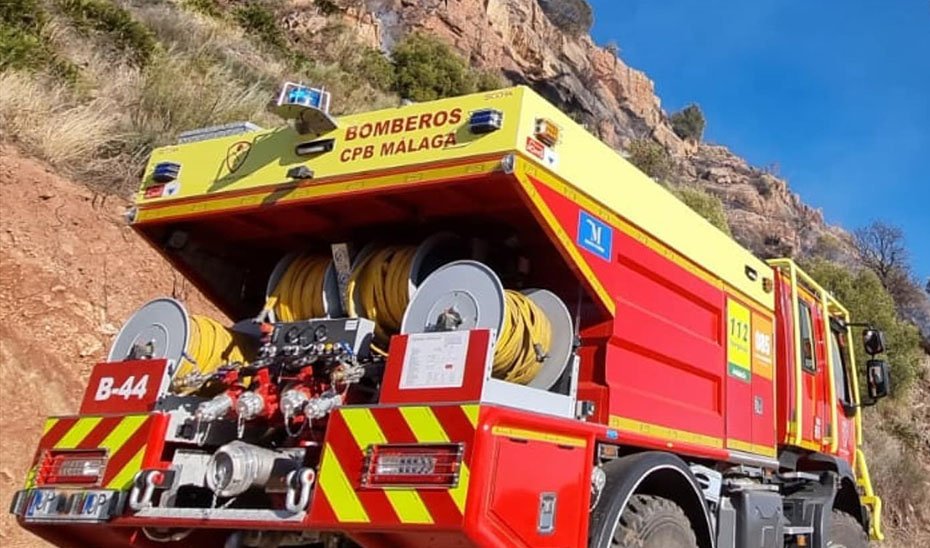 Arde parte del polígono industrial de Cajiz de Vélez-Málaga y el fuego alcanza al menos cinco naves - Vehiculo CPB Vehículo del Consorcio Provincial de Bomberos (CPB) Málaga.