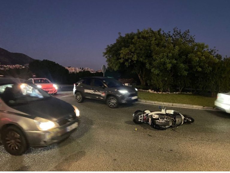 "Es prácticamente un milagro que esté viva": buscan al conductor que arrolló a una motorista en Fuengirola y se dio a la fuga - accidente fuengirola fuga "Es prácticamente un milagro que esté viva": buscan al conductor que arrolló a una motorista en Fuengirola y se dio a la fuga - accidente fuengirola fuga