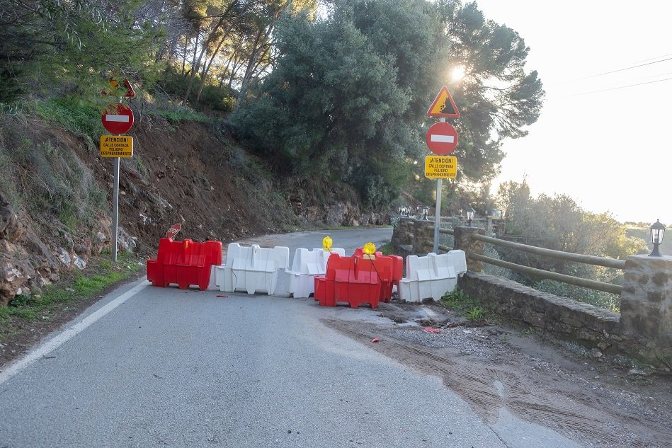 Cerrada al tráfico la calle Chorreadero de Marbella por obras de emergencia en un talud - calle Chorreadero marbella cortada calle Chorreadero marbella cortada