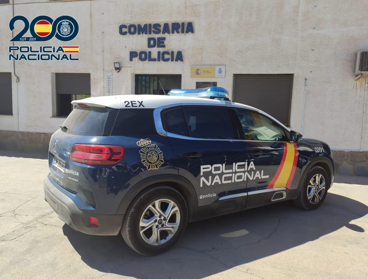 Detenido en Ronda tras asaltar con un palo al dueño de una furgoneta que le sorprendió robando - coche policia nacional ronda coche policia nacional ronda