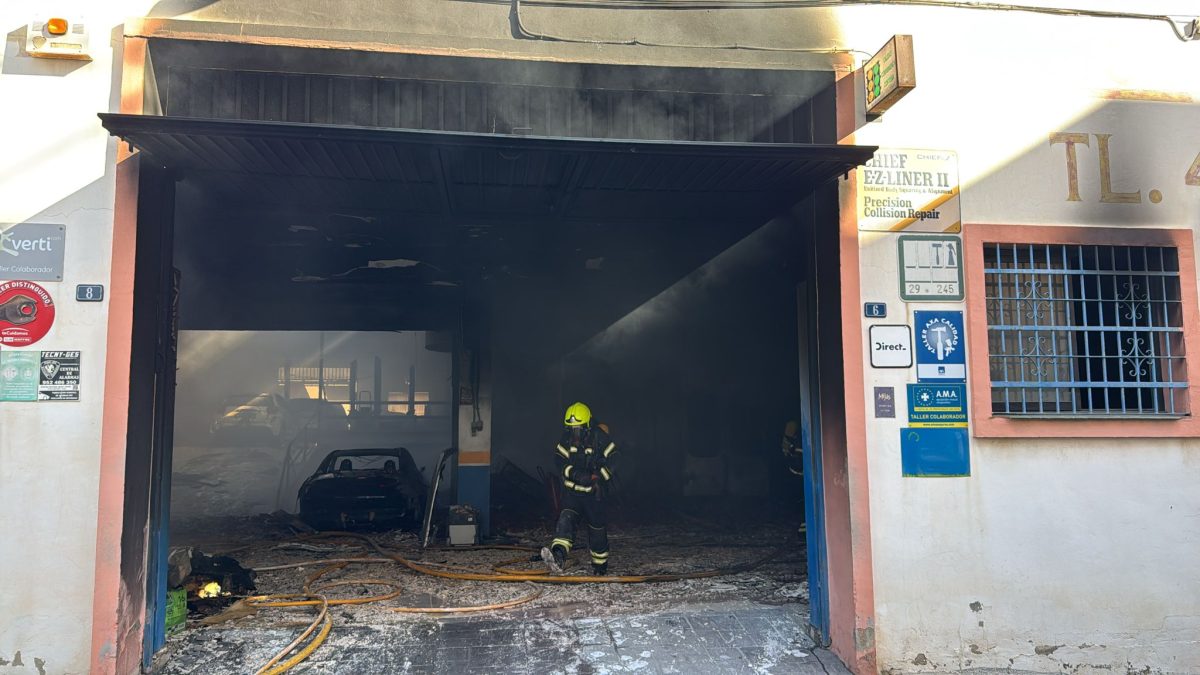 Un incendio en un taller de Las Lagunas de Mijas obliga al desalojo de varios edificios - incendio mijas santa isabel incendio mijas santa isabel