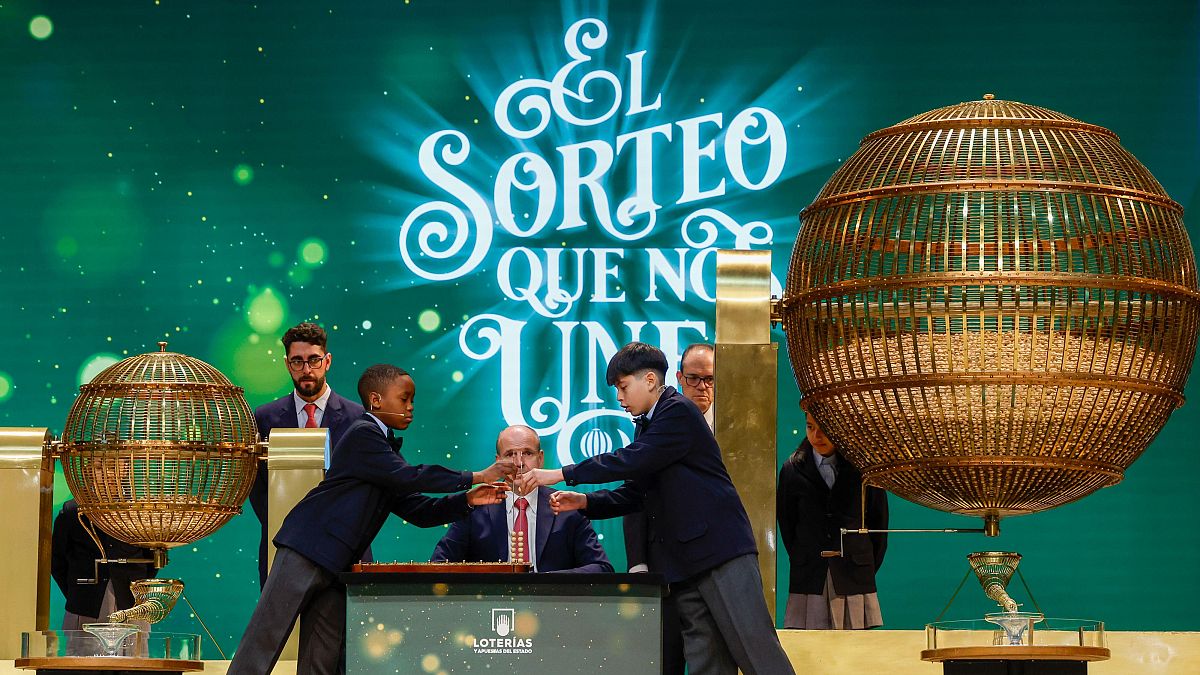 La Lotería de Navidad deja miles de euros en Benalmádena Costa y Estepona - loteria navidad rtve loteria navidad rtve