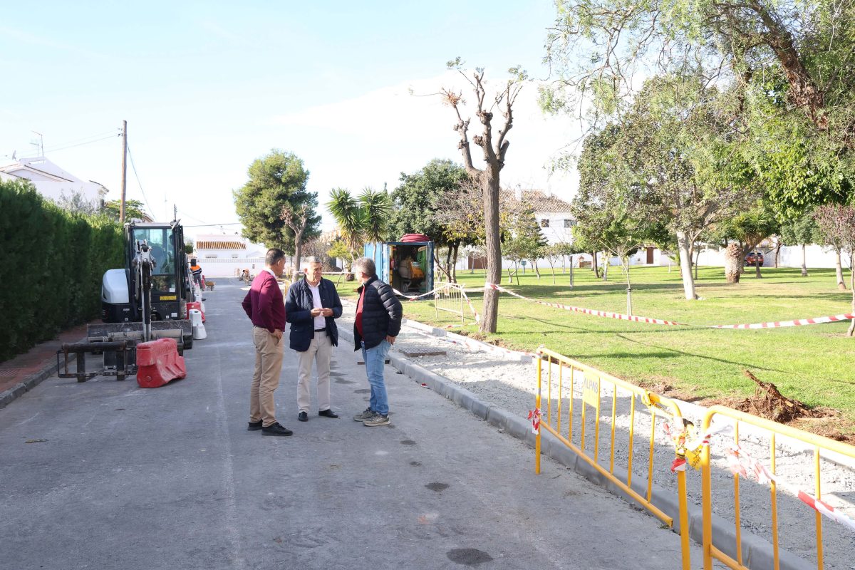Adiós a las aceras de un metro en Los Ángeles: arranca la reforma exprés de la calle Guadiamar - obras calle Guadiamar obras calle Guadiamar