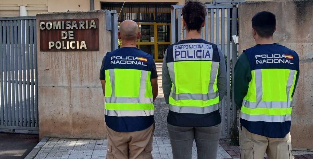 Tres Policías Nacionales salvan la vida 'in extremis' a un hombre de 66 años en plena calle en Málaga - policias nacionales malaga e1765443990966 policias nacionales malaga