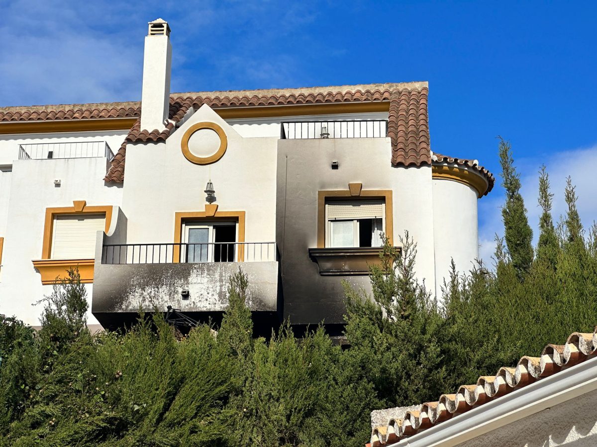 "Intentamos apagar el fuego con extintores": así vivieron el incendio los vecinos de la fallecida en Torreblanca - vivienda incendio torreblanca fuengirola vivienda incendio torreblanca fuengirola