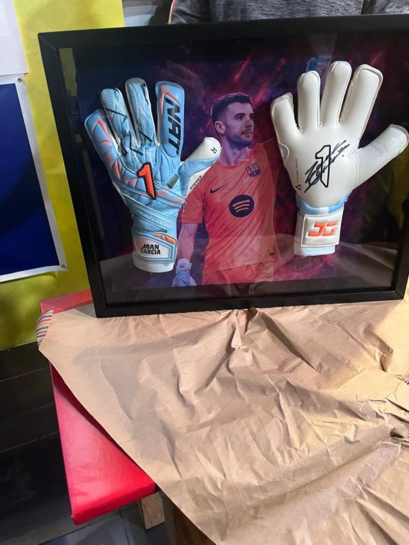 Joan García regala a la Peña Barcelonista de Estepona unos guantes firmados por su 29º aniversario - 416ee7c8 6a6c 4613 a975 60f121e1fc2e Joan García regala a la Peña Barcelonista de Estepona unos guantes firmados por su 29º aniversario - 416ee7c8 6a6c 4613 a975 60f121e1fc2e