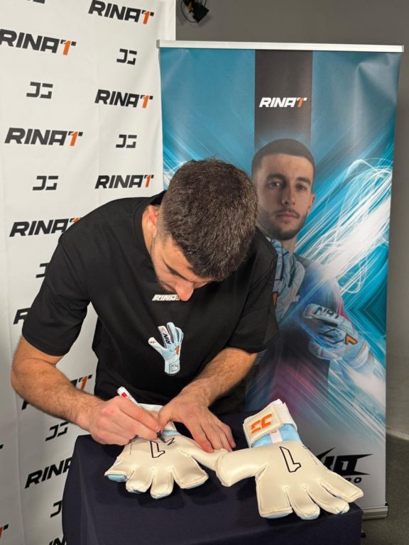 Joan García regala a la Peña Barcelonista de Estepona unos guantes firmados por su 29º aniversario - 4472a9ba b324 4d2c bdfe 1a1f44fc7fb5 Joan García regala a la Peña Barcelonista de Estepona unos guantes firmados por su 29º aniversario - 4472a9ba b324 4d2c bdfe 1a1f44fc7fb5