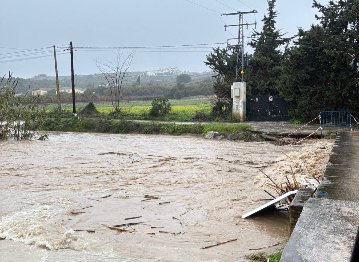 El desbordamiento del río Manilva obliga a cortar por completo la carretera del Río - 622070590 1303762901787648 5411605642918557589 n Río Manilva