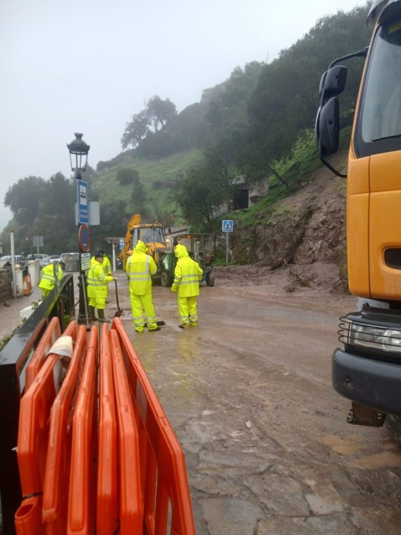 Tráfico afectado en Casares: retirada de desprendimientos y calle Monte cortada - 624115975 18336384421210075 4951199321052841781 n Tráfico afectado en Casares: retirada de desprendimientos y calle Monte cortada - 624115975 18336384421210075 4951199321052841781 n