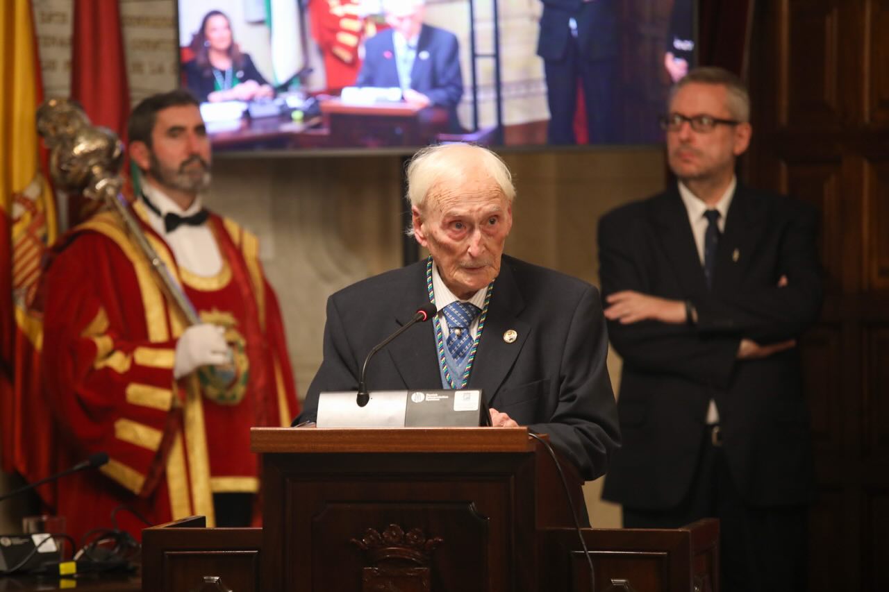 Adiós a Guillermo Jiménez Smerdou, la voz que hizo amar el cine a Málaga - 624157629 18559589269052112 986343952532737396 n Medalla de la Ciudad de Málaga