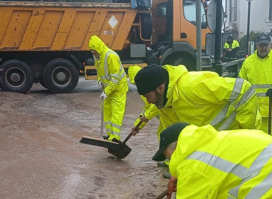 Tráfico afectado en Casares: retirada de desprendimientos y calle Monte cortada - 624245272 18336384457210075 4352655318459618973 n e1769677749790 Casares
