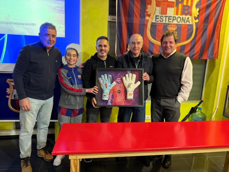 Joan García regala a la Peña Barcelonista de Estepona unos guantes firmados por su 29º aniversario - 624ea84a a61e 44f8 85cf ba14c3c37c09 1 Joan García regala a la Peña Barcelonista de Estepona unos guantes firmados por su 29º aniversario - 624ea84a a61e 44f8 85cf ba14c3c37c09 1