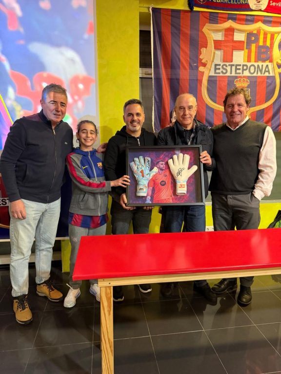 Joan García regala a la Peña Barcelonista de Estepona unos guantes firmados por su 29º aniversario - 6ff78eb8 7502 424d 8a3e a560415263c3 Joan García regala a la Peña Barcelonista de Estepona unos guantes firmados por su 29º aniversario - 6ff78eb8 7502 424d 8a3e a560415263c3