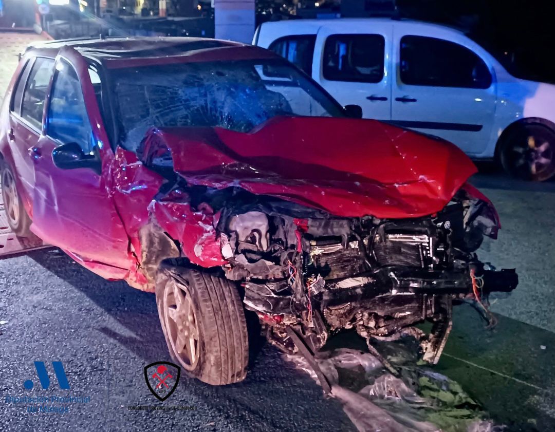 Accidente en Coín: un coche choca contra un poste de luces navideñas e impacta con tres vehículos estacionados - Accidente Coin Accidente en Coín