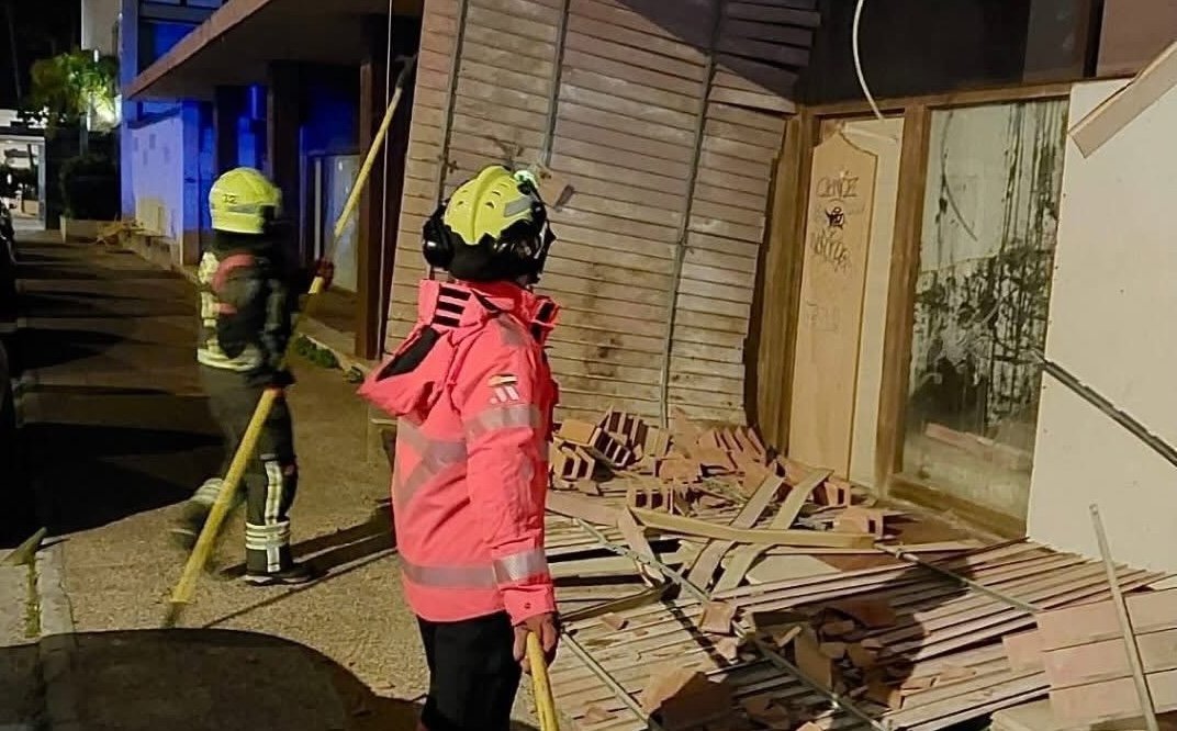 El viento provoca varias intervenciones de emergencia durante la noche en Torremolinos - Bomberos Torremolinos Bomberos actuando en Torremolinos