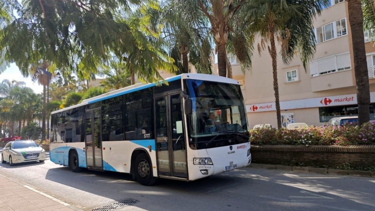Estepona renovará el mobiliario de las paradas de autobús con una inversión de más de 53.000 euros - Bus Estepona Un autobús por las calles de Estepona