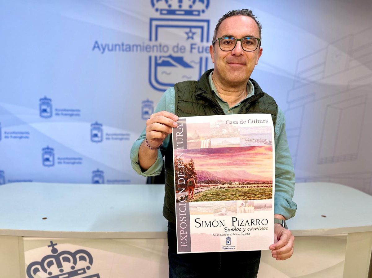 ‘Sueños y Caminos’: Simón Pizarro lleva su realismo poético a Fuengirola - Concejal Cultura Fuengirola Rodrigo Romero, concejal de Cultura, posa con el cartel de la exposición