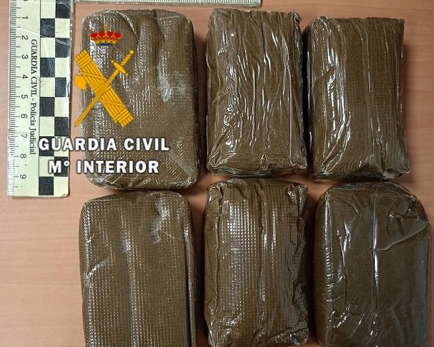 Arrojan la droga por la ventana para escapar de la Guardia Civil y acaban detenidos en Mijas - Droga hotel Mijas e1769079572544 Droga hotel Mijas