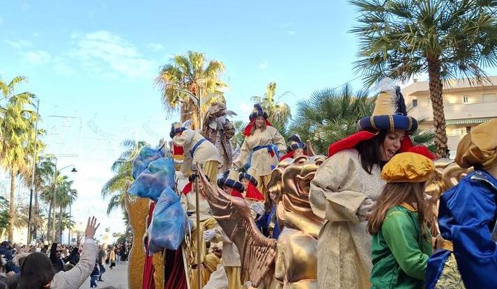 La Gran Cabalgata de Reyes reparte 16.000 kilos de caramelos en Estepona - Estepona cabalgata Cabalgata de Reyes Magos en Estepona