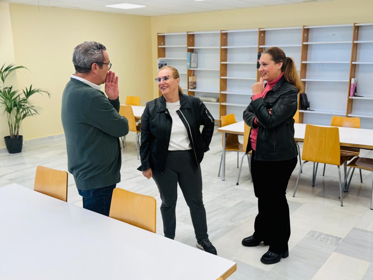 Más de cien plazas y horario amplio: Los Boliches estrena sala de estudios municipal - Fuengirola Biblioteca Visita de la alcaldesa de Fuengirola a las instalaciones