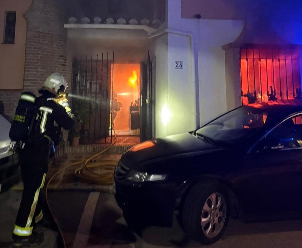 Los Bomberos de Fuengirola controlan un incendio en una vivienda en la noche del sábado - Fuengirola incendio recorte Actuación de los bomberos en una vivienda en Fuengirola