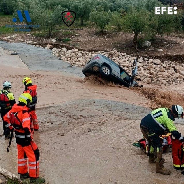 Tráfico afectado en Casares: retirada de desprendimientos y calle Monte cortada - G wwsJjXUAAlzHY 1 Tráfico afectado en Casares: retirada de desprendimientos y calle Monte cortada - G wwsJjXUAAlzHY 1