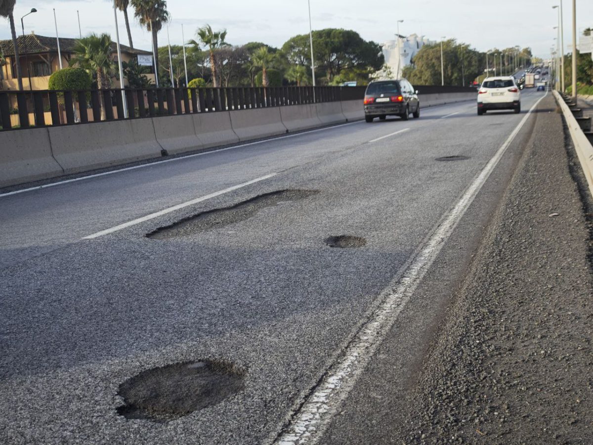 El mal estado de la A-7 suma quejas en la Costa del Sol: Estepona pide una solución urgente - IMG 20260130 095328 207 A7