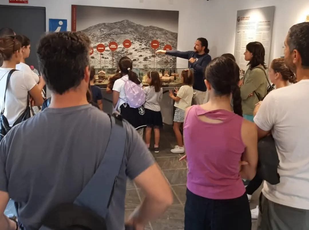 Abierta la inscripción para los talleres gratuitos de arqueología en la Finca del Secretario de Fuengirola - Imagen de una edicion anterior de los talleres de arqueologia e1769175782211 taller arqueología