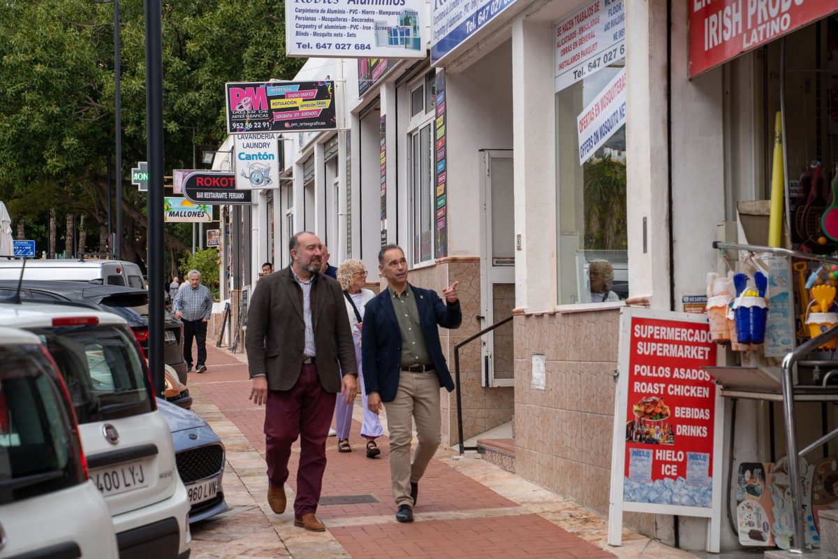 Benalmádena respalda a sus comercios en obras históricas para modernizar la ciudad - Lara alcalde Benalmadena El alcalde de Benalmádena, durante su visita