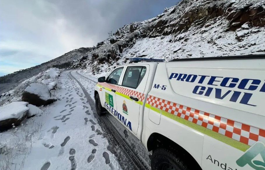 La nieve complica la circulación en varias carreteras andaluzas: Protección Civil alerta - Los Reales de Sierra Bermeja recorte Protección Civil en Los Reales de Sierra Bermeja
