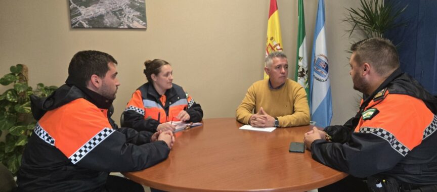 Cinco voluntarios de Protección Civil de Manilva, distinguidos por su labor en emergencias - Manilva Dana El alcalde, Mario Jiménez, reunido con los voluntarios