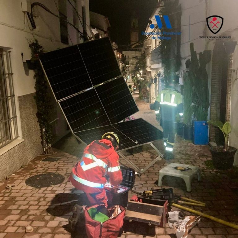 El viento provoca más de veinte avisos por caída de ramas, toldos y alumbrado en la provincia de Málaga - WhatsApp Image 2026 01 22 at 15.09.46 2 El viento provoca más de veinte avisos por caída de ramas, toldos y alumbrado en la provincia de Málaga - WhatsApp Image 2026 01 22 at 15.09.46 2